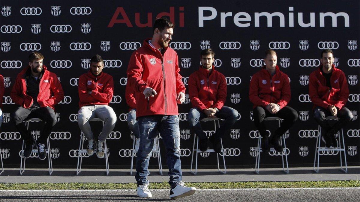 Messi (centro) y varios de sus compañeros del Barça durante la última entrega de coches Audi a la plantilla blaugrana
