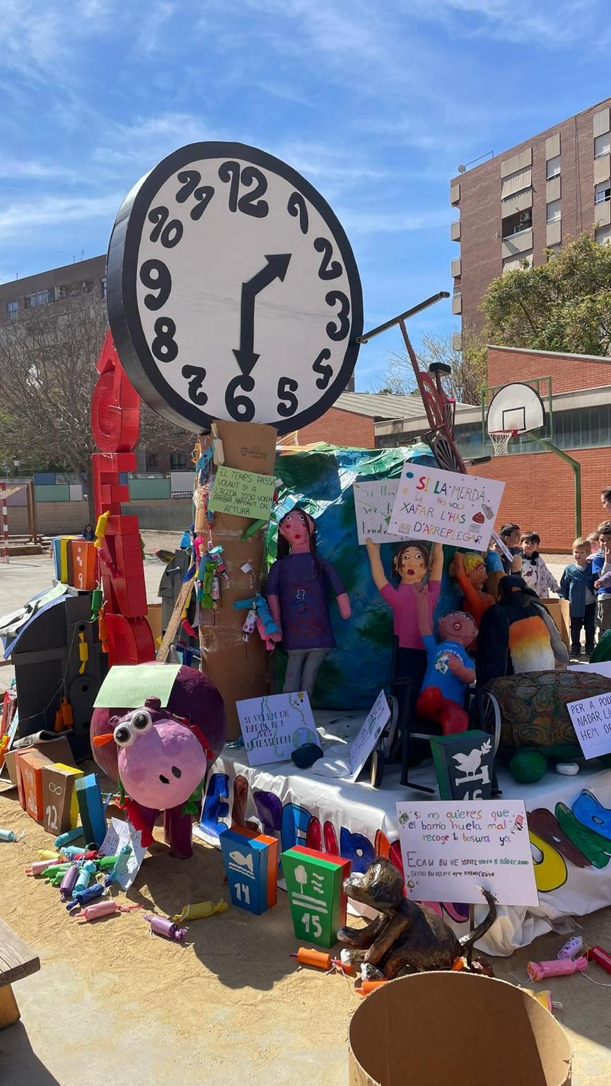 Falla del CEIP Ciudad de Bolonia de València, dentro de su proyecto interdisciplinario "Viu el barri".