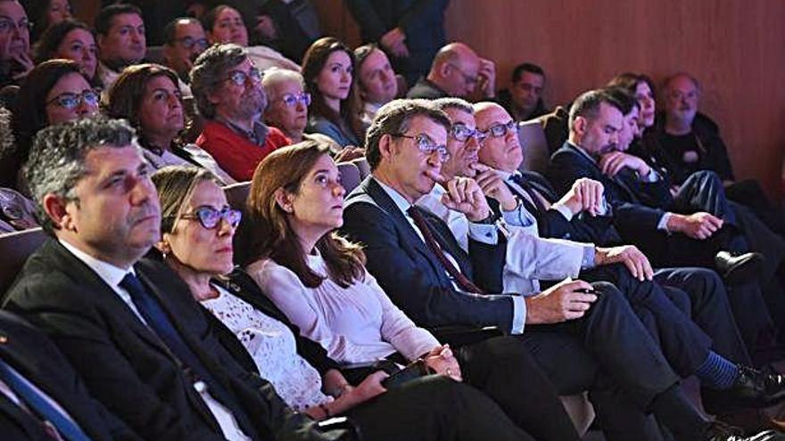 La alcaldesa, Inés Rey, y Núñez Feijóo, en el centro, ayer en la presentación de la ampliación del hospital.