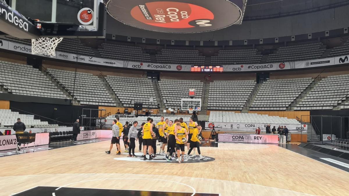 Jugadores del Lenovo Tenerife entrenan antes del partido de Copa del Rey.