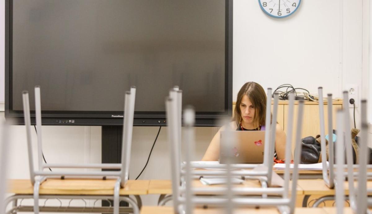 Una profesora prepara sus clases, en un centro educativo de Barcelona
