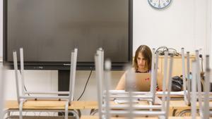 Una profesora prepara sus clases, en un centro educativo de Barcelona
