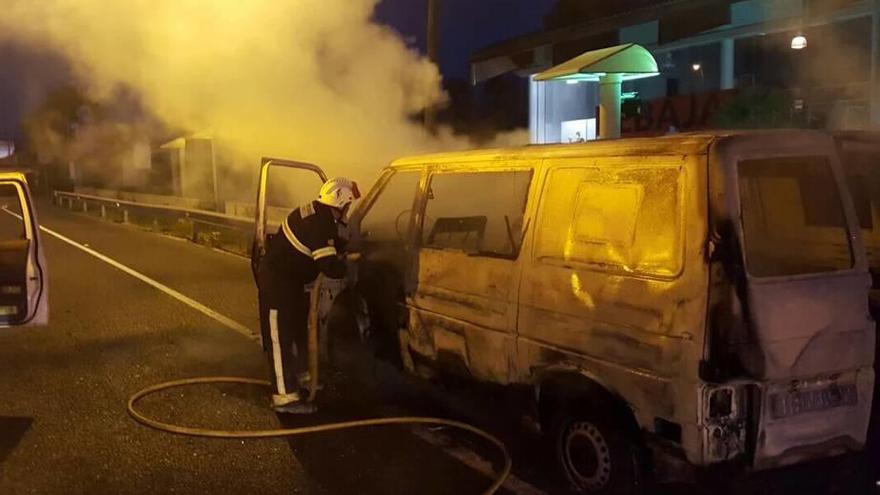 Una furgoneta se incendia en la autopista