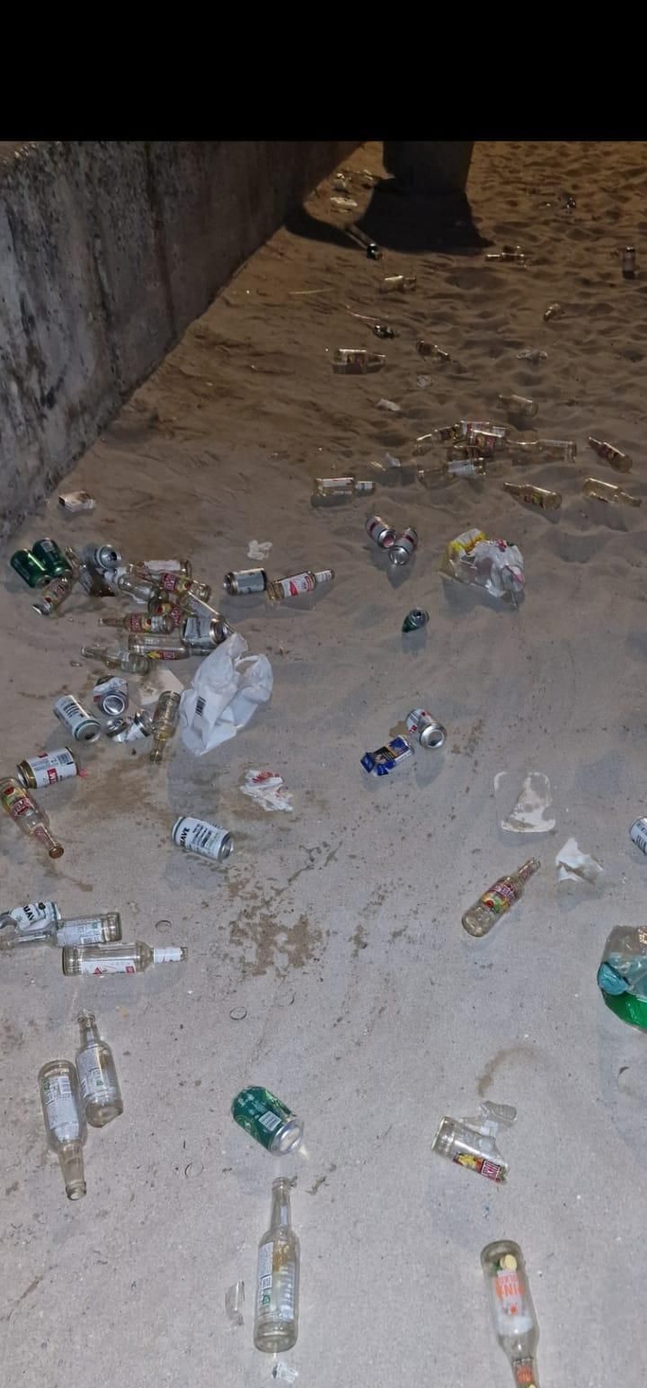FOTOS | Otro fin de semana de suciedad y botellones en Playa de Palma