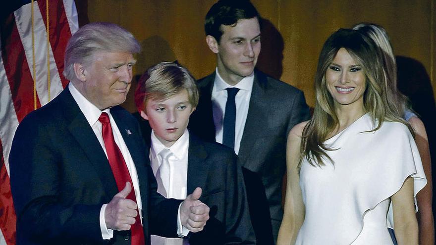 En primer plano, Donald, Barron y Melania Trump. // Reuters