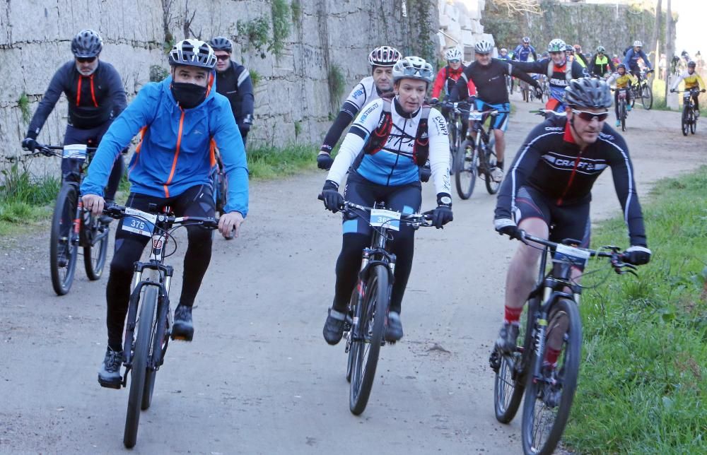 Más de 600 cicistas protagonizaron la quinta edición de la Bikedada entre Vigo y Eiras.