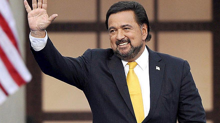 El gobernador de Nuevo México, Bill Richardson, saluda al público durante la Convención Nacional Demócrata en Denver, Colorado (EEUU), el pasado 28 de agoto de 2008.