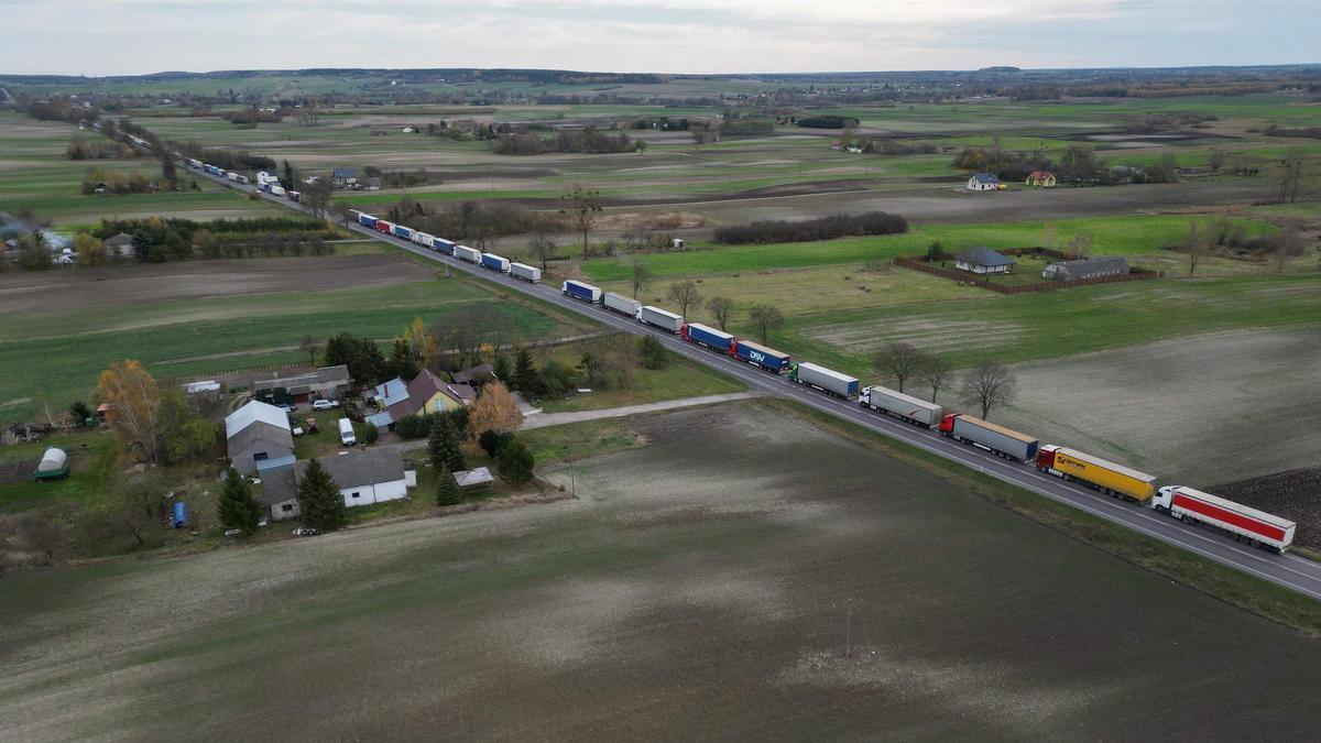 Cola de camiones ucranianos bloqueados en la frontera de Polonia, este viernes.