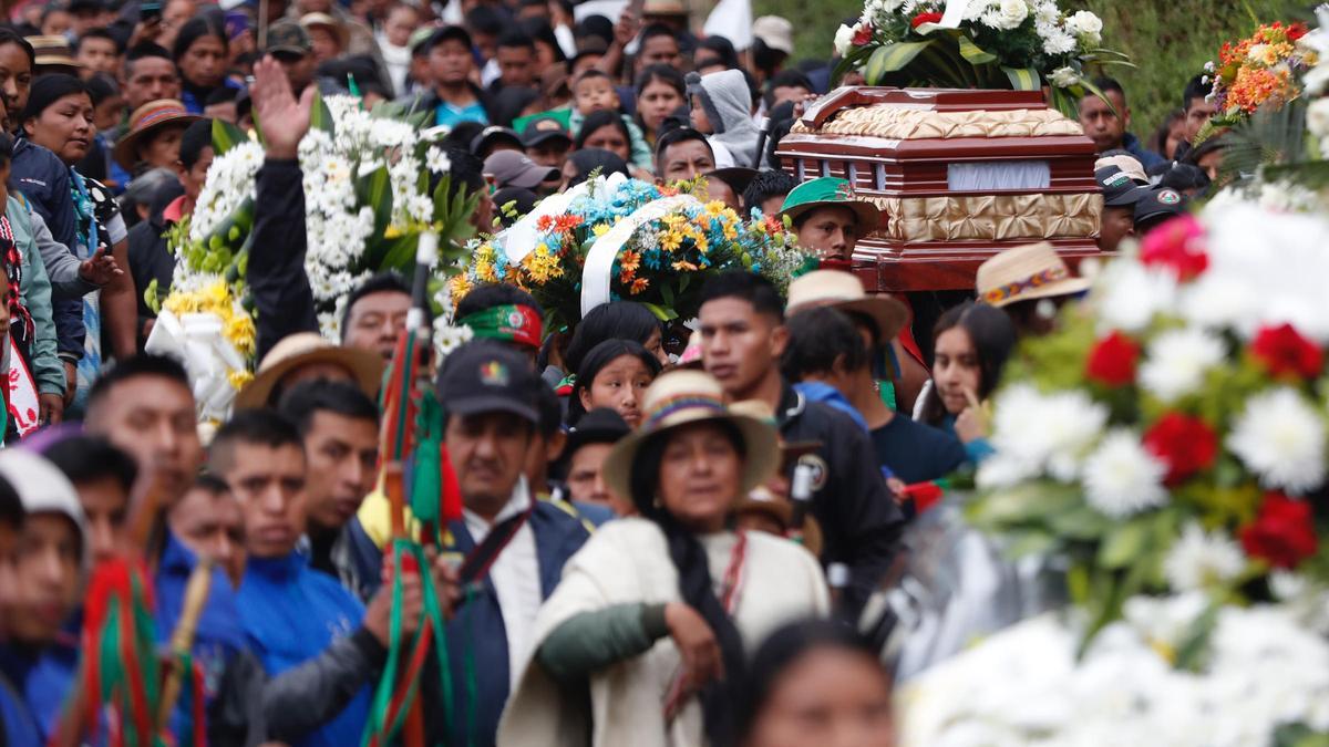 Funeral de concejal y líder indígena de Cauca donde los grupos armados del ELN y la disidencia de las Farc Dagoberto Ramos se enfrentan por el control del territorio, Colombia