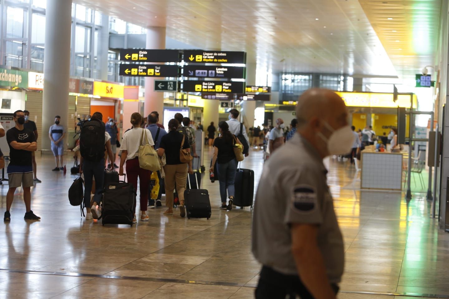 Llegada de turistas al aeropuerto y la estación de Adif en Alicante