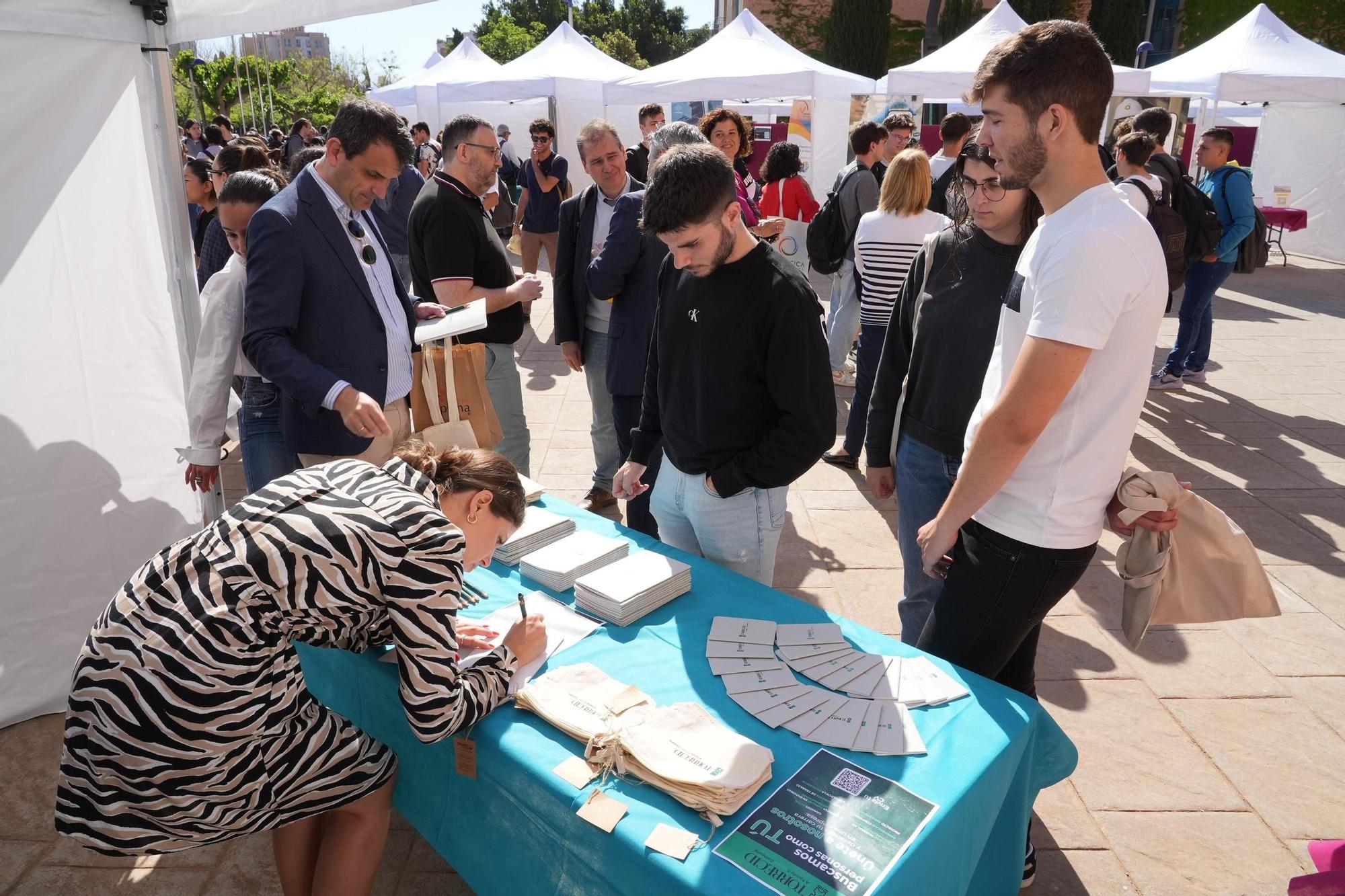 Más de mil universitarios aspiran a un empleo en la industria 5.0 de Castellón. Así ha sido la Feria de Empresas de la UJI.