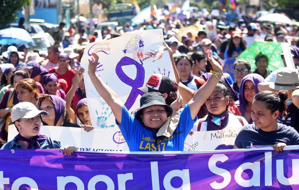 Un grupo de mujeres marchan en San Salvador. / AFP PHOTO / Marvin RECINOS