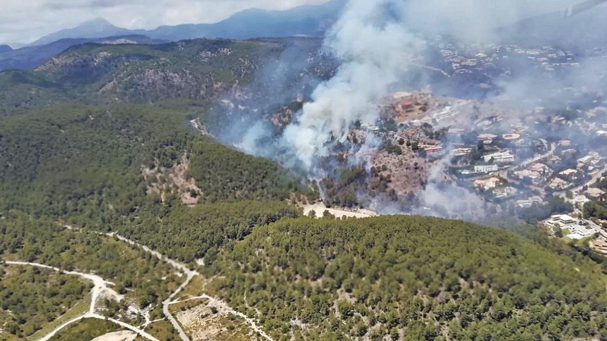Vista aérea del incendio forestal declarado a escasos metros de casas de Son Vida.