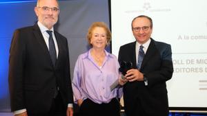 El director de comunicación del Parlamento Europeo, Jaume Duch, y los editores de Prensa Ibérica Arantza Sarasola y Javier Moll durante el acto de entrega del premio en Bruselas