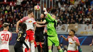 Lunin, en una acción en el partido contra el Leipzig.