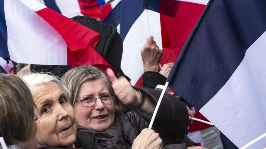 Fillon se enroca con un gran baño de masas en París