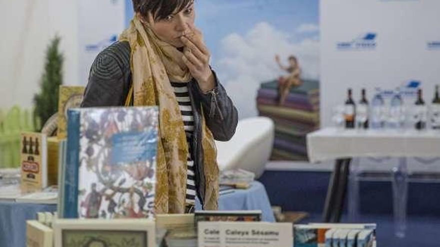 Un stand de Libroviedo, inaugurado ayer en Trascorrales.