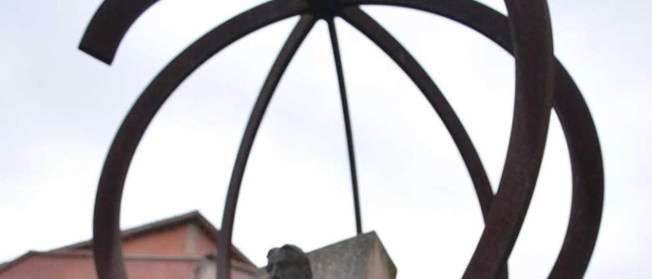 Martín Ferrer, junto al monumento de Jesús Fernández Duro.