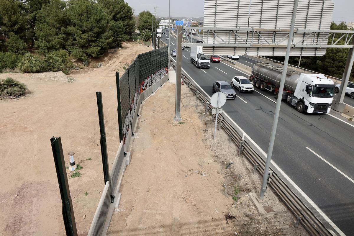 Colocación de pantallas antirruido en la MU-33 a la altura de Terra Natura.