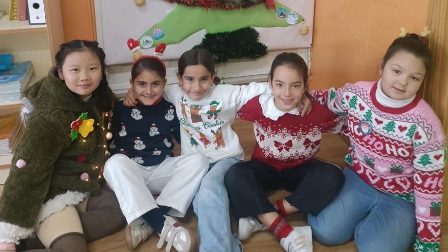 Alumnos del colegio La Milagrosa decoran un gran árbol. | CÓRDOBA