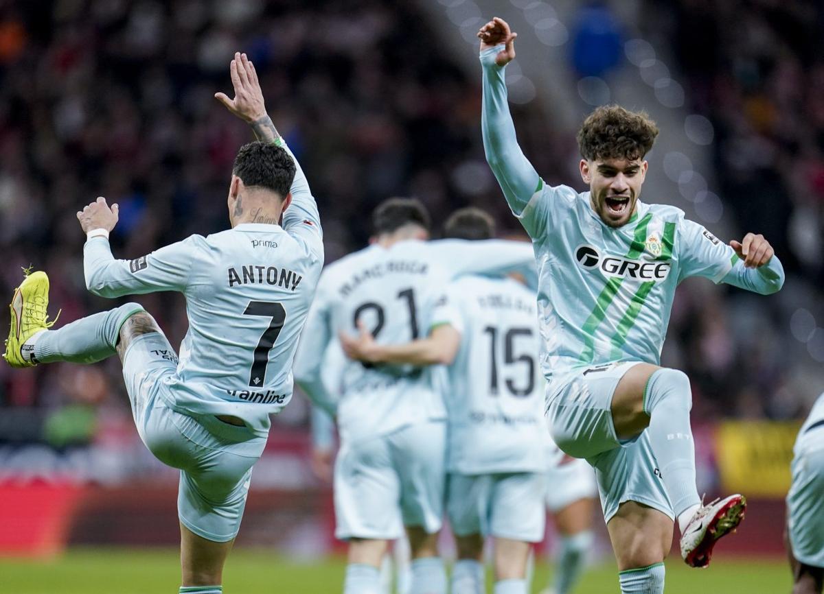 Antony y Abde celebran el gol de la victoria. | EUROPA PRESS