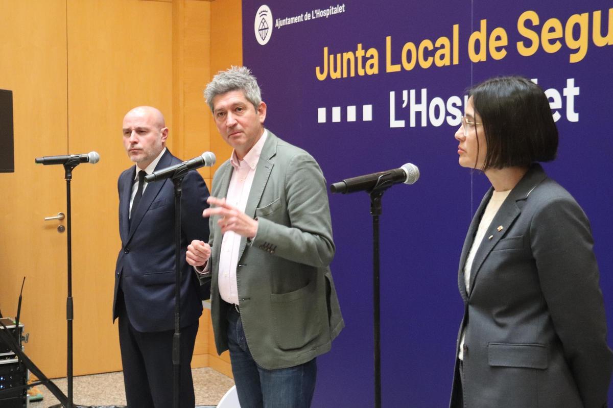 De izquierda a derecha: el delegado del Gobierno en Catalunya, Carlos Prieto; el alcalde de L'Hospitalet, David Quirós; y la consellera d'Interior, Núria Parlon.