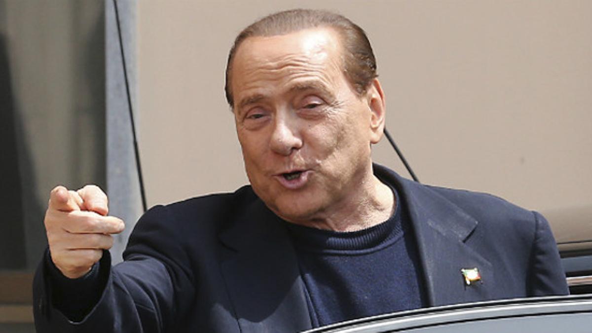 Berlusconi, a las puertas de la residencia donde ha hecho sus trabajos comunitarios.