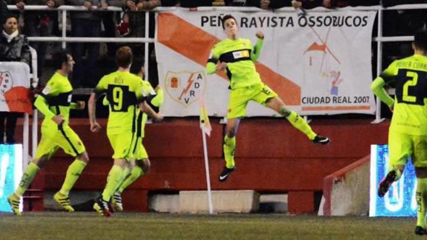El delantero Guillermo celebra su gol ante el Rayo Vallecano.