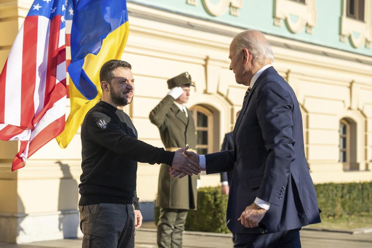 Biden viatja a Kíiv per reunir-se amb Zelenski