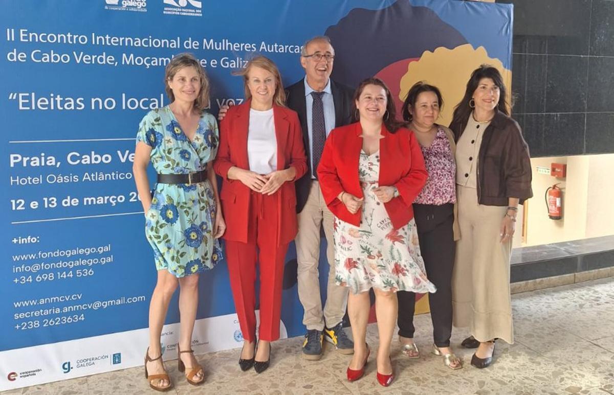 El alcalde de Nigrán posa con ediles y alcaldesas de Pontevedra.