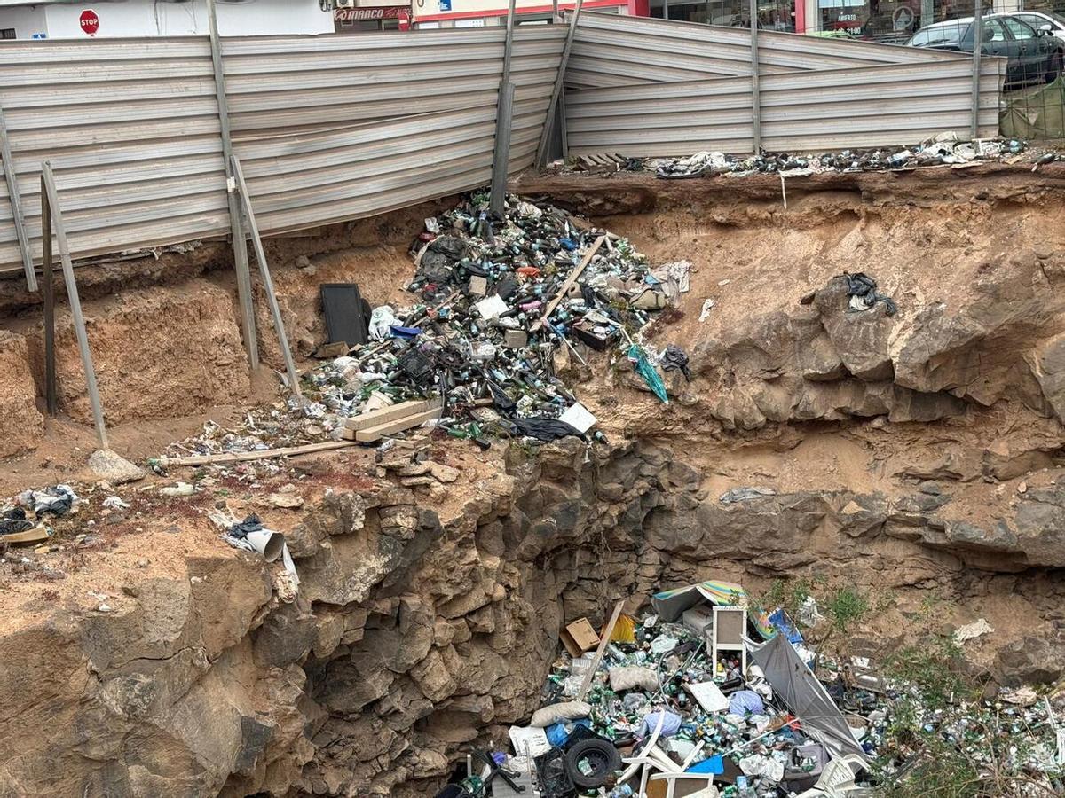 Solar lleno de basura en el barrio de La Vega, en Arrecife (Lanzarote).