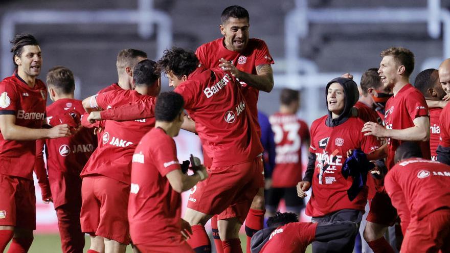 El Bayer Leverkusen celebra su victoria ante el Saarbrücken.