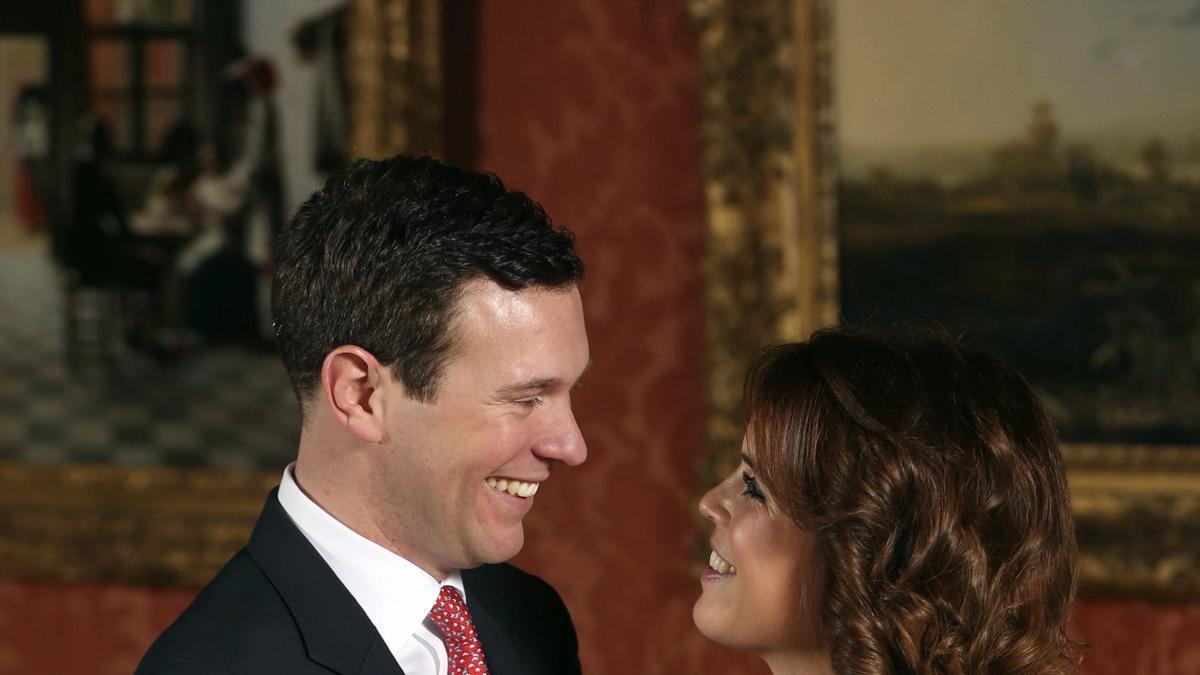 La princesa Eugenia y Jack Brooksbank posan para anunciar su compromiso