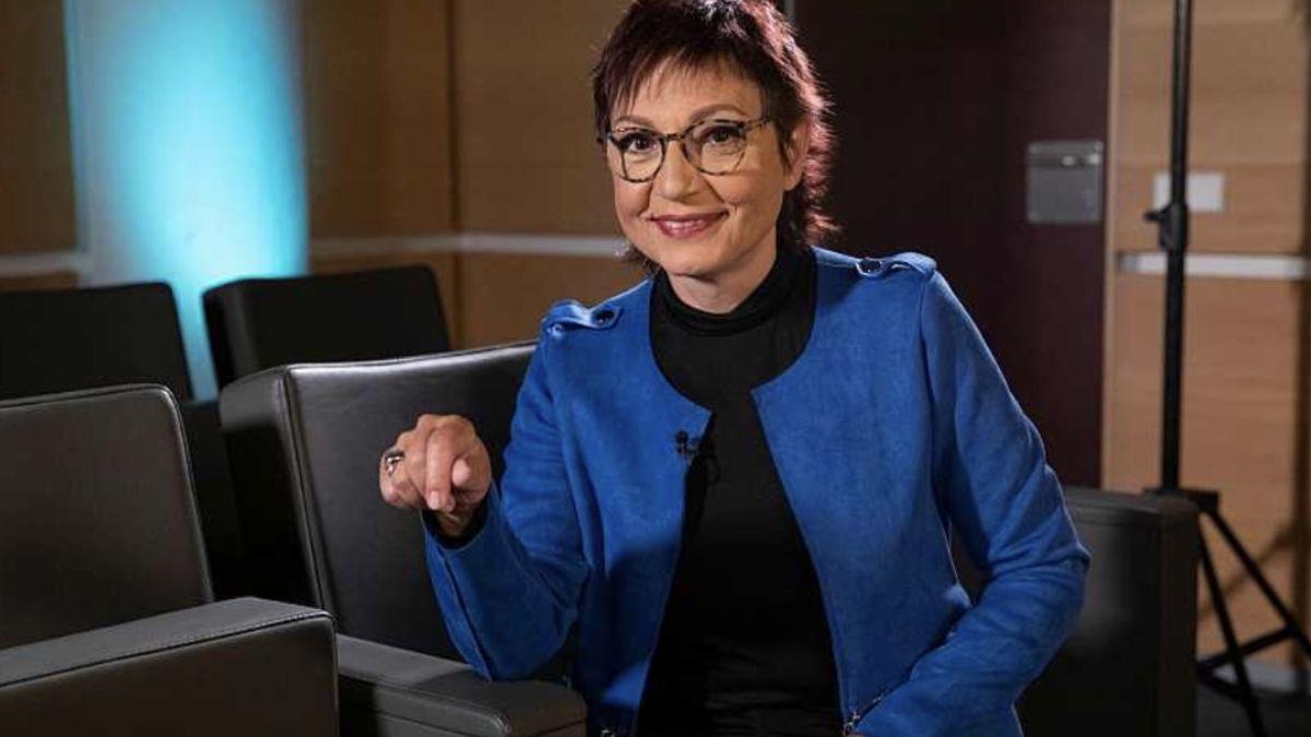 Anna Bosch abandona a la carrera un restaurante para comentar en directo en TVE la muerte de Mijaíl Gorbachov.