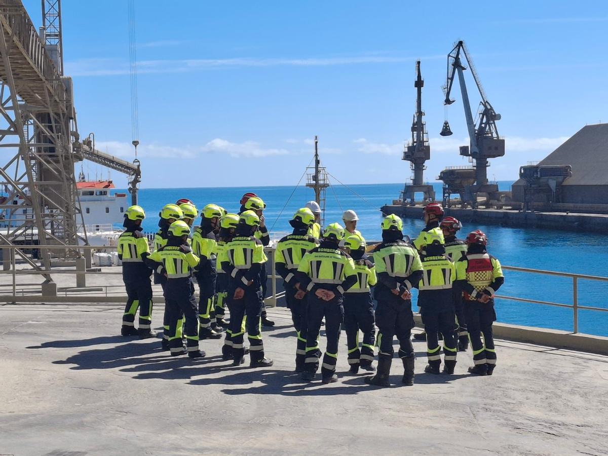 Bomberos en la formación en la cementera de Santa Águeda
