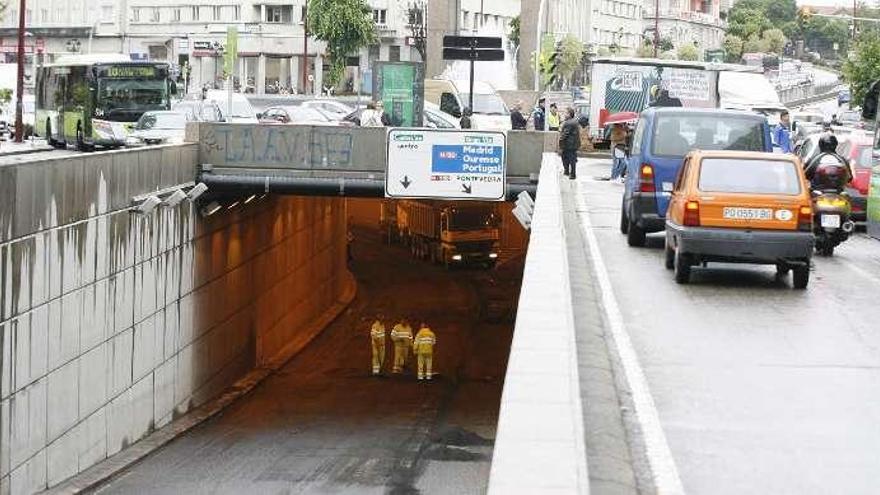 El asfaltado del túnel obligó a cortar ayer el tráfico de vehículos en ambas direcciones.