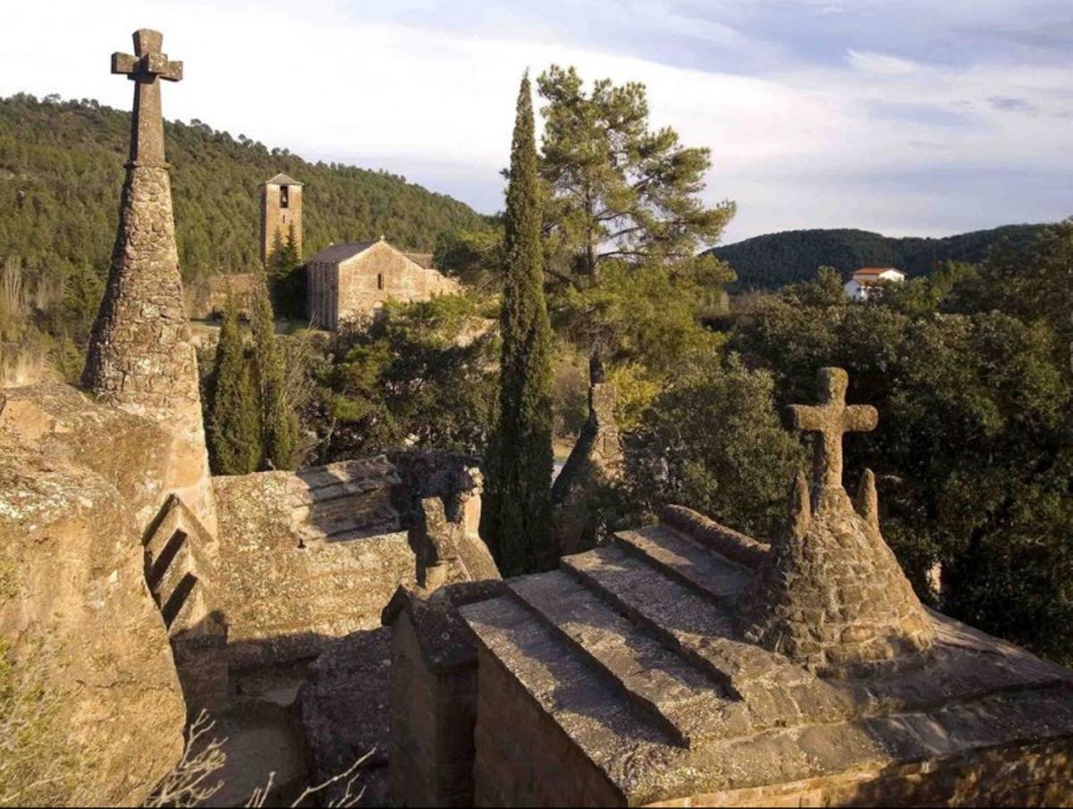 El cementiri d'Olius amb la creu que recorda la que corona la Sagrada Família