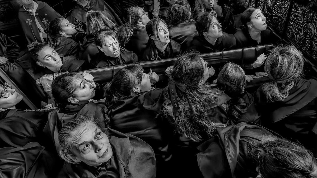 El fotógrafo Blas Carrión gana el premio especial del Concurso de Fotografía de Semana Santa de Alicante 2025 con una espectacular fotografía de costaleras