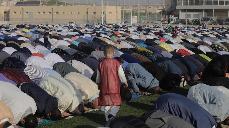 Rezo multitudinario de la comunidad musulmana para despedir el Ramadán en Palma