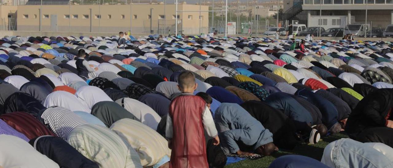 Rezo multitudinario de la comunidad musulmana para despedir el Ramadán en Palma