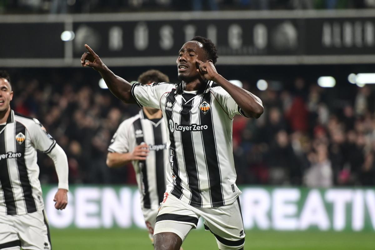 Ousmane Camara celebra uno de sus dos goles al Mirandés.