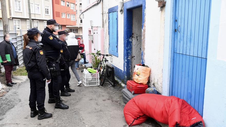 La Policía Nacional desaloja a tres ocupas de una vivienda ubicada en Peruleiro