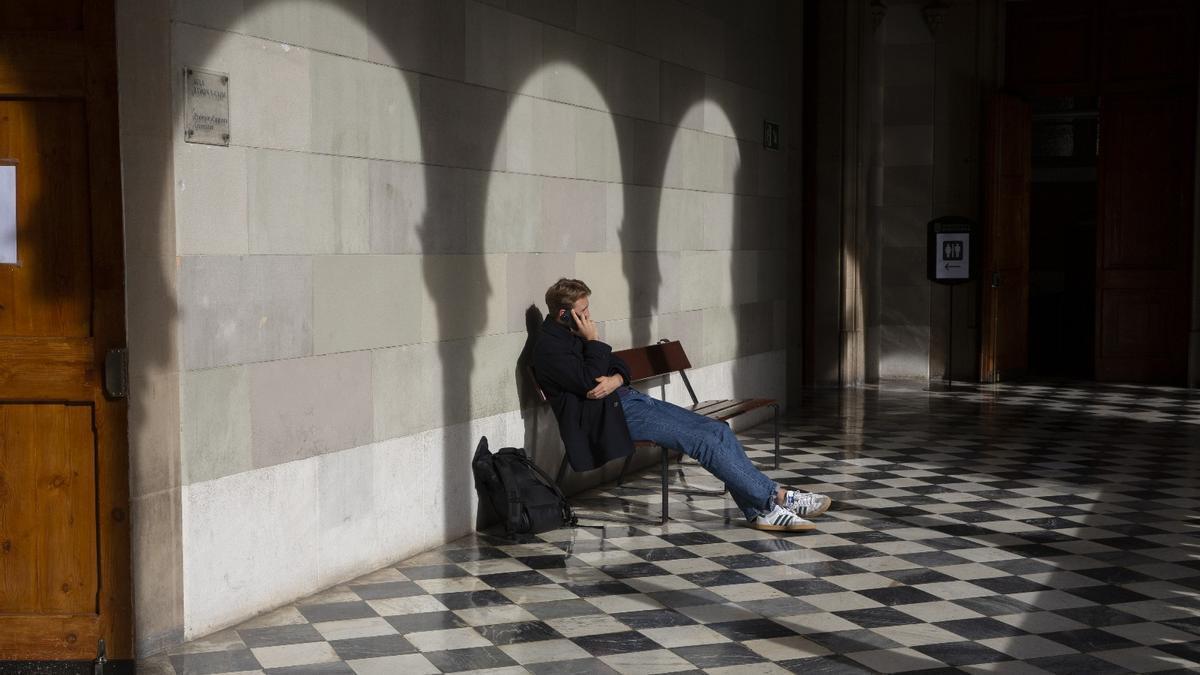 Un estudiante universitario, durante un receso.