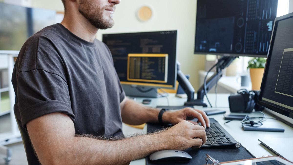 Una persona trabajando al ordenador