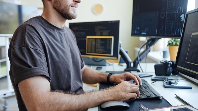 Una persona trabajando al ordenador