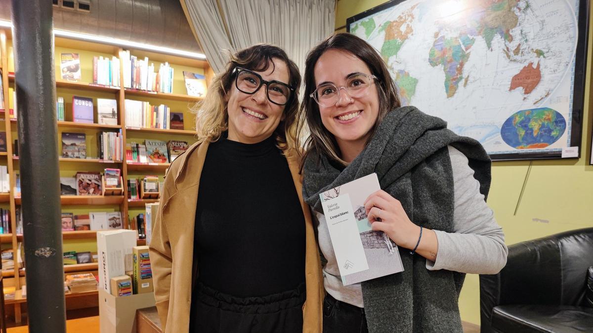 Anna Roca, editora de L'Agulla Daurada, i Sara Serrano, traductora de &quot;L'espai blanc&quot;