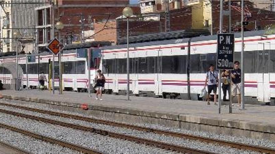 L&#039;estació de tren de Figueres on han començat alguns moviments per fer-hi obres de millora.