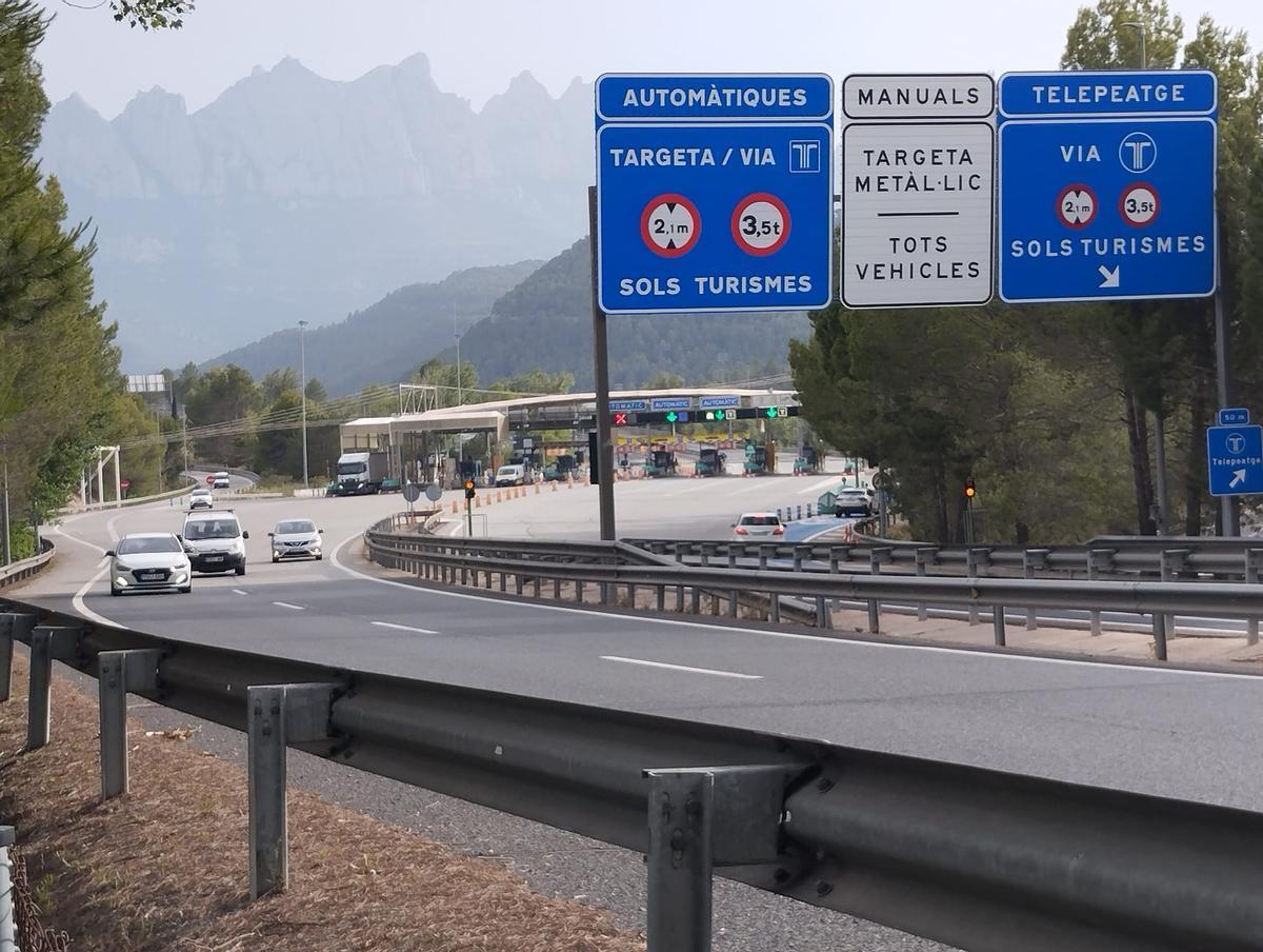 Vehicles sortint de la barrera troncal del peatge de Sant Vicenç/Castellbell