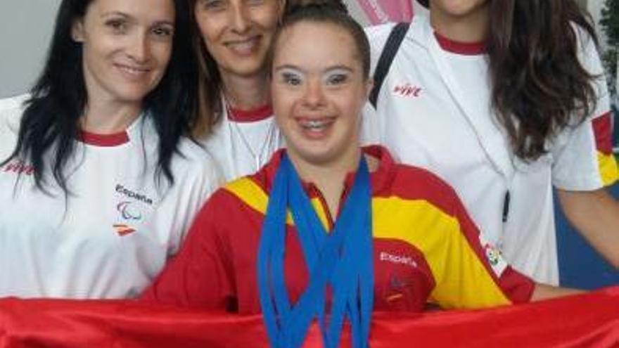 Sara Marín posa con sus medallas.