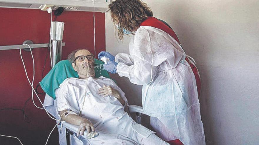 El paciente Pablo Tarongí junto a una de sus hijas.